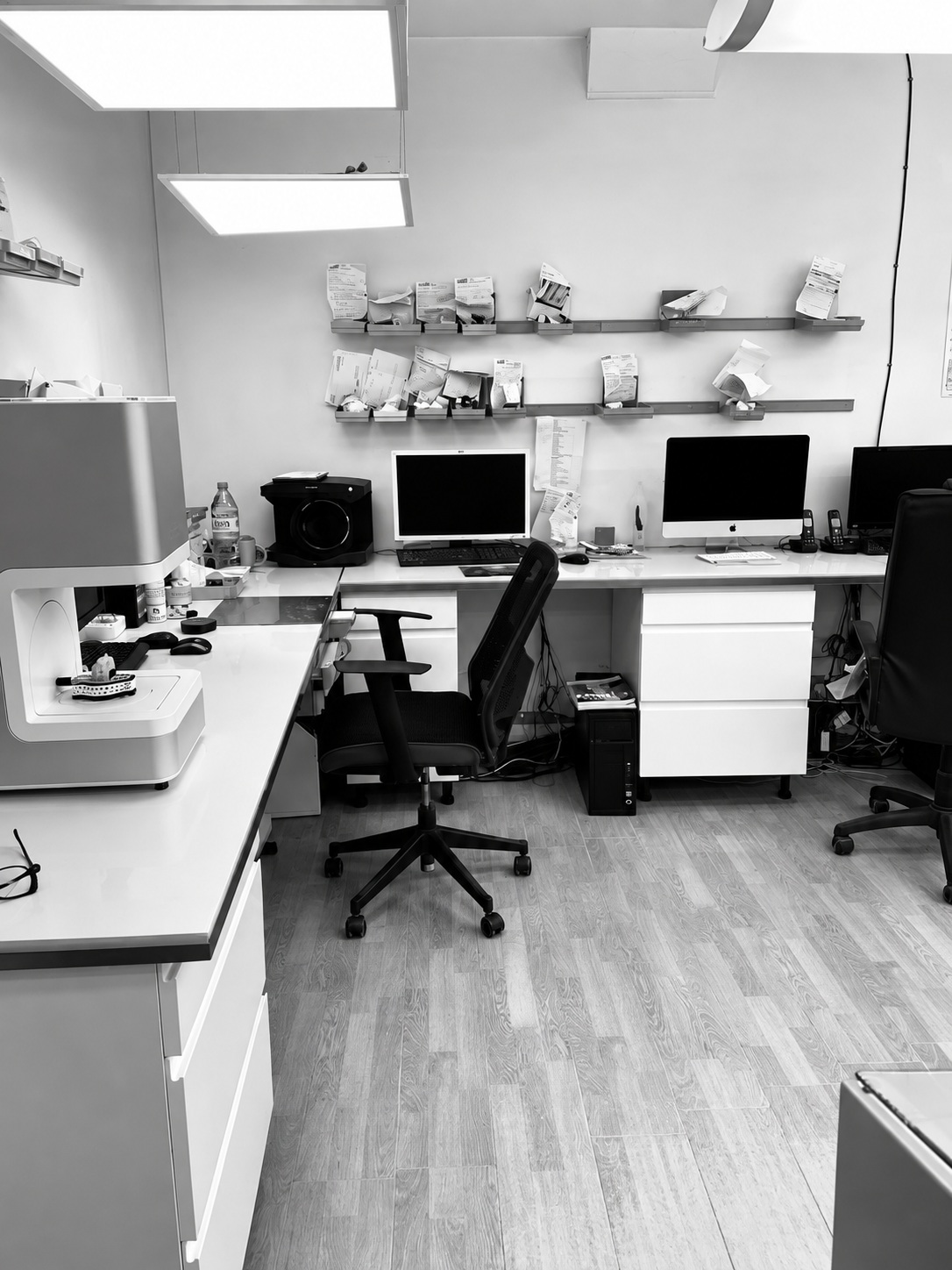 Postes de travail du laboratoire photographiés en noir et blanc